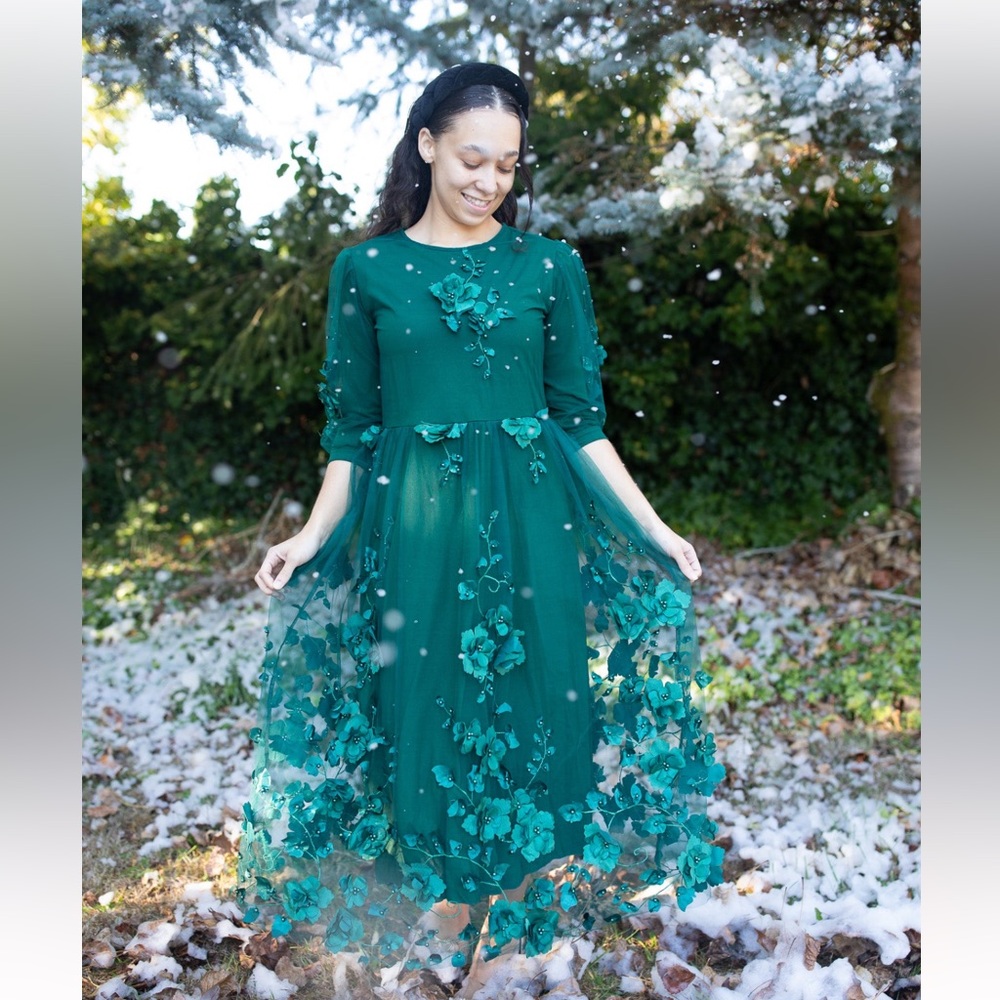 👗Elegant Green petal Dress 👗 - Picture 2 of 5